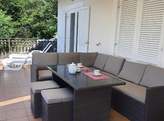 Family House Οπατία